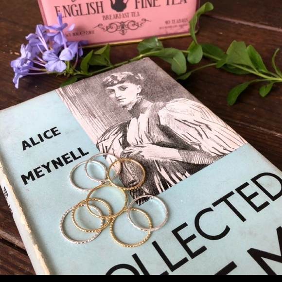 DAINTY GOLD MIDI RINGS - Picture 1 of 1